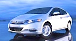 En vit Honda Insight parkerad på en fuktig yta. (AI text)