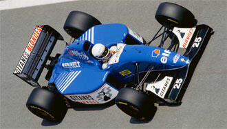 En blå racingbil kör på en bana. (AI text)