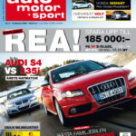 En bild av en bilkappa med en röd bil som kör på vägen. (AI text)