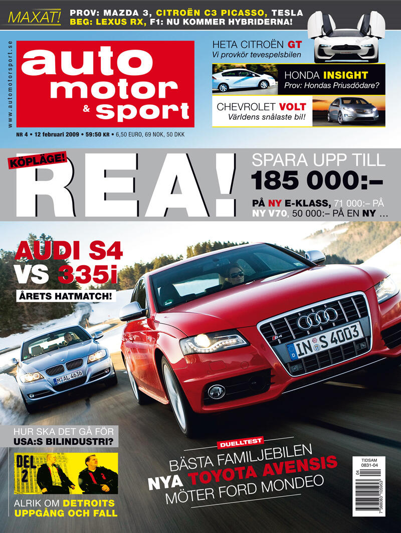 En bild av en bilkappa med en röd bil som kör på vägen. (AI text)