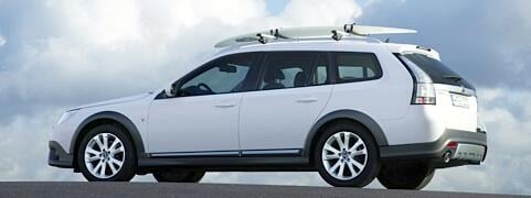 En vit Subaru Outback parkerad på en backe. (AI text)