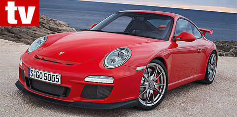 En röd Porsche 911 GTS parkerad vid stranden. (AI text)
