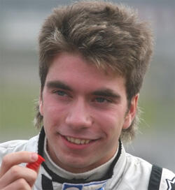 En ung man i en racerdräkt leller glad. (AI text)