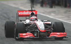 En McLaren F1-bil kör på en bana. (AI text)