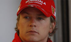 en bilsportförare med en röd hatt (AI text)