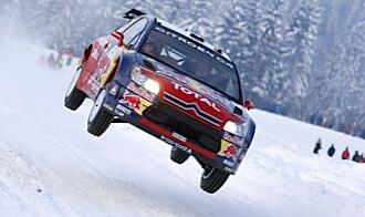 En rallybil flyger genom luften (AI text)