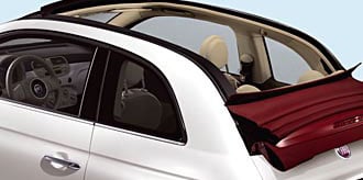 En vit bil med en röd taklucka. (AI text)