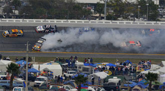 En NASCAR-bil kraschar in i varvstället under en NASCAR-tävling på NASCAR-banorna i St. (AI text)