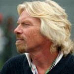 En man och en kvinna står bredvid en bil. (AI text)