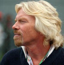 En man och en kvinna står bredvid en bil. (AI text)