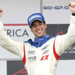 en racer firar segern efter en seger i loppet (AI text)