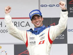 en racer firar segern efter en seger i loppet (AI text)