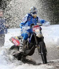 en motorsportförare i snö (AI text)