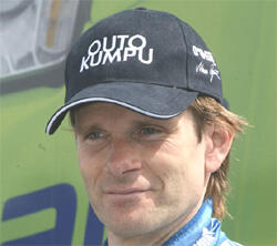 En man i en blå hatt och blå jacka. (AI text)