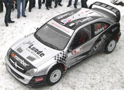 en rallybil i snön (AI text)
