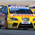 En grupp racerbilar på en bana. (AI text)