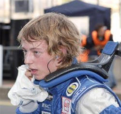 En ung man i en tävlingsdräkt (AI text)