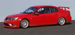 En röd Saab RS3 GTI parkerad vid vägkanten. (AI text)