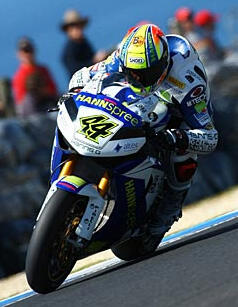 En motorcykelförare tävlar på en bana. (AI text)