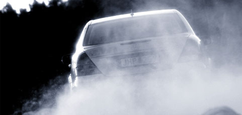 En bil kör nerför en backe. (AI text)