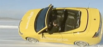 En gul bil kör på snö. (AI text)