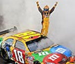 En racebil med ett M&M's-logotyp på den. (AI text)