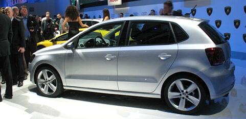 En silverfärgad Volkswagen Polo visas upp på Detroit Auto Show. (AI text)