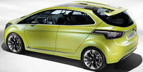 En grön bil i ett studioscenariot. (AI text)