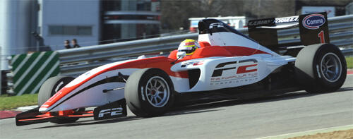 En racerbil kör ner på en bana. (AI text)