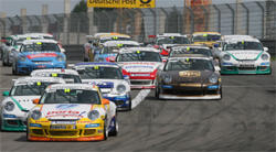 En grupp tävlingsbilar på en bana (AI text)