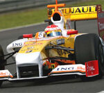 En gul och vit racerbil på en bana. (AI text)