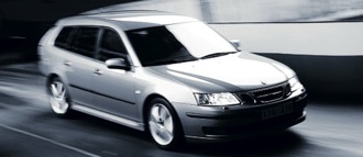 En silverfärgad bil kör nedför en gata. (AI text)