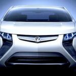 En bil visas i en mörk rum. (AI text)