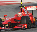 En Ferrari F1-bil kör på en racerbana. (AI text)