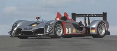 Audi R8 LMS kör nedför banan. (AI text)