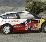 En rallybil kör nerför en grusväg. (AI text)