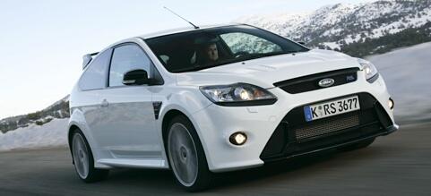 En vit Ford Focus RS kör nerför en snöig väg. (AI text)