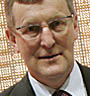 En man i kostym och slips (AI text)