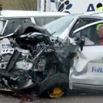 En bilolycka med en polisbil och en brandkärra. (AI text)