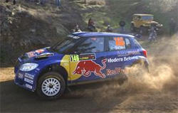 En rallybil körer nerför en grusväg. (AI text)