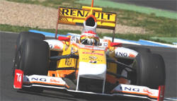 En racingbil kör nerför en bana. (AI text)