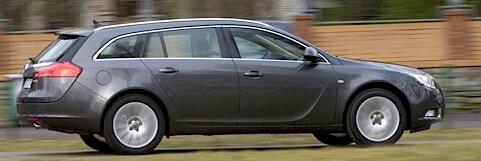 Opel Insignia - en bil som kör längs en väg (AI text)