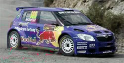 En rallybil kör nedför en backe. (AI text)