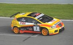 En racebil kör på en bana. (AI text)