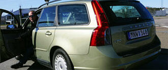 En Volvo V70 X-drive stationwagon (AI text)