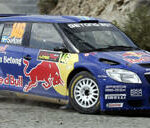 En rallybil kör nerför en backe. (AI text)