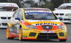 En racebil kör på en bana. (AI text)