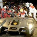 Audi R8 LMS-bilsportvagn på natten (AI text)