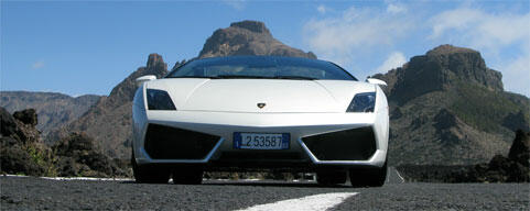 En Lamborghini Huracán kör nedför en bergsväg. (AI text)