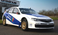 En rallybil står parkerad framför ett byggnad. (AI text)